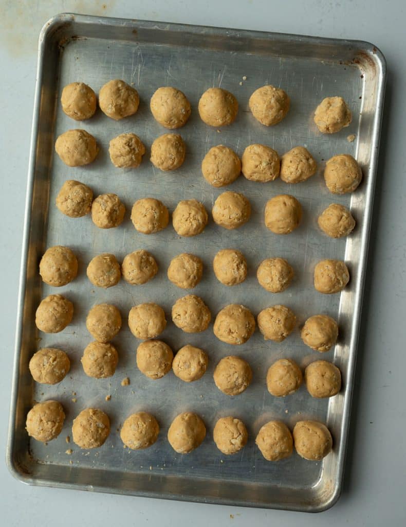 DSCN5923 baking sheet with rows of rolled peanut butter balls on it