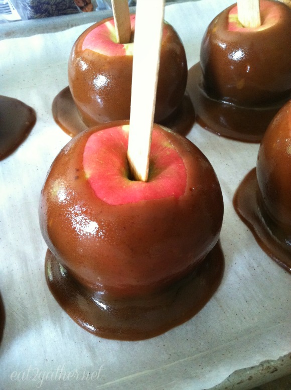 Pumpkin Spice Caramel Apples - Eat 2 Gather