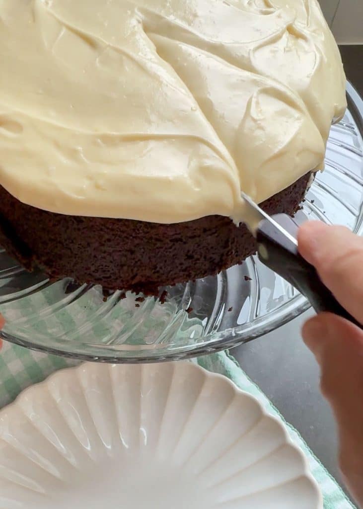 slicing chocolate guinness cake 